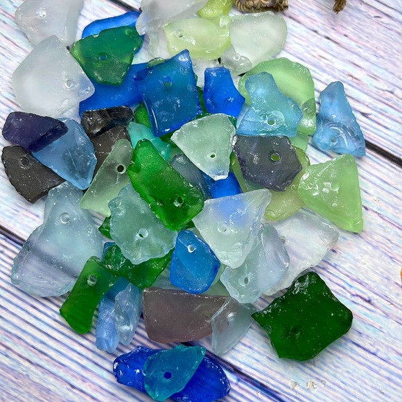 SEA GLASS WITH PREDRILLED HOLES CRAFTING DIY JEWELRY MIXED LOT BUNDLE - Picture 2 of 12